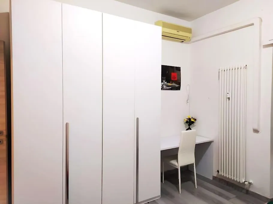 Monolocale Tiburtina Luminoso, Centrale, Silenzioso E Con Parcheggio Antistante ローマ アパート